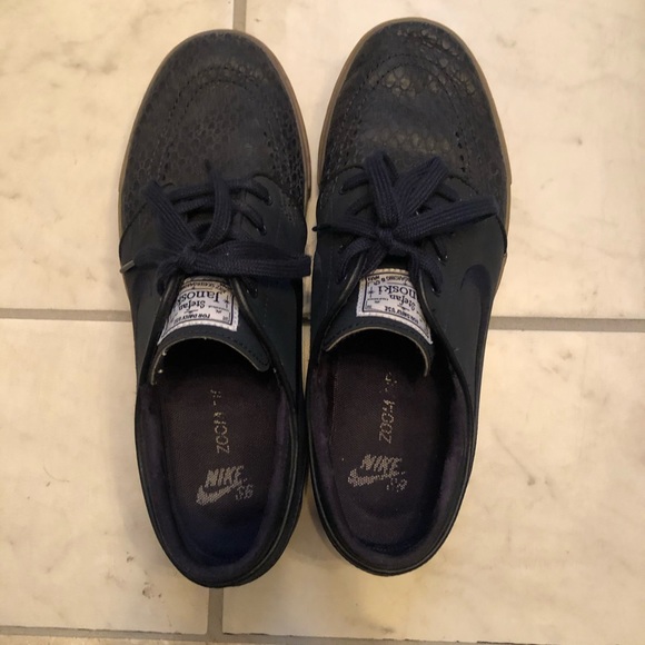 Men’s Nike Shoes - Picture 3 of 6